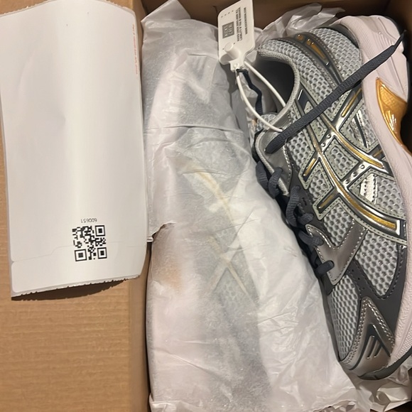Men’s ASICS size 6. Never worn. Brought the wrong size. Original box included. - Picture 2 of 3